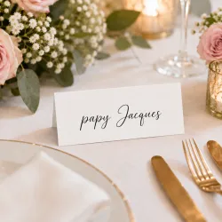 Marque-place blanc personnalisé avec prénom d'invité pour décoration de table de mariage, baptême ou réception.